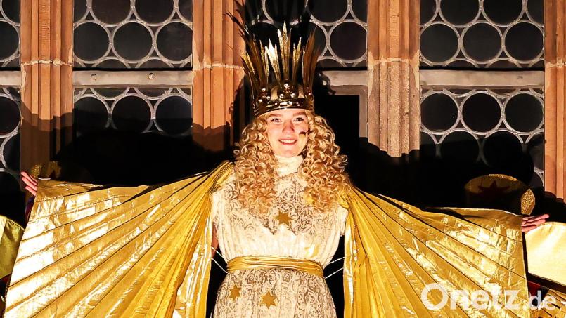 Mit dem feierlichen Prolog eröffnet Nelli Lunkenheimer, das neue Nürnberger Christkind, auf der Empore der Frauenkirche offiziell den Nürnberger Christkindlesmarkt 2024. Der Markt gehört zu den ältesten Weihnachtsmärkten Deutschlands. Er wurde 1628 erstmals erwähnt, seine Wurzeln reichen vermutlich noch weiter zurück. Jedes Jahr kommen Hunderttausende Besucherinnen und Besucher aus dem In- und Ausland. Bild: Daniel Karmann/dpa