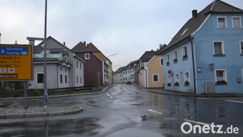 Viele Zahlen hat der Moosbacher Bürgermeister bei der Bürgerversammlung dabei, darunter einen Geschwindigkeitsrekord im negativen Sinn, den ein Autofahrer mit 106 Stundenkilometern in der Hauptstraße in Richtung Burgtreswitz aufgestellt hatte. Bild: gi