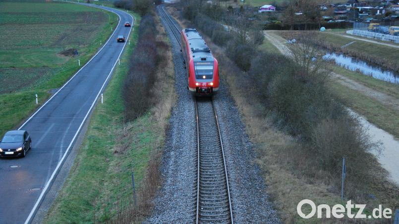 Die Bahnlinie von Amberg nach Schwandorf soll zweispurig ausgebaut und elektrifiziert werden. Das fordert die Industrie- und Handelskammer. Sie vertritt in der Oberpfalz darüber hinaus die Interessen von rund 85.000 Unternehmen. Bild: gsp