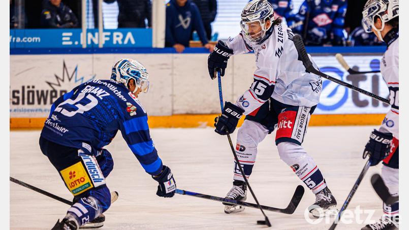 Fabian Voit (Mitte) scheiterte mit diesem Abschluss an Janick Schwendener im Tor der Dresdner Eislöwen. Am zweiten Weihnachtsfeiertag unterlagen die Blue Devils Weiden in Sachsen knapp mit 3:4. Bild: Werner Moller