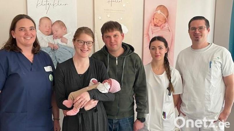 Mama Sonja und Papa Daniel Albersdorfer aus Kirchenthumbach freuen sich über ihr Neujahrsbaby Merle. Zum Kind gratulieren Hebamme Julia Witt (links), Krankenschwester Michelle Bock und Oberarzt Dr. Michael Rüth. Bild: Friedrich Peterhans, Kliniken Nordoberpfalz