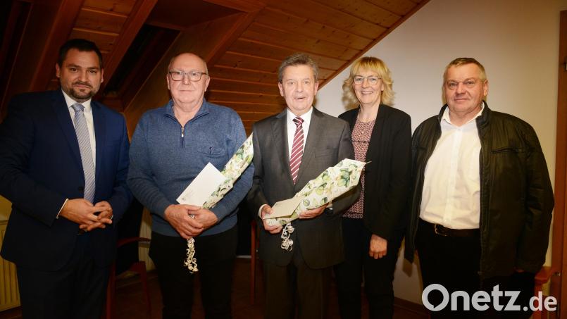 Bürgermeister Sebastian Hartl (links) ehrte gemeinsam mit Dritten Bürgermeister Johann Kick, Zweiter Bürgermeisterin Sigrid Ziegler (von rechts) Bernhard Meiler (Mitte) für die Verdienstes um die Diözesanwallfahrt Regensburg und Blaskapelle Oberwildenau sowie Georg Schmidt (Zweiter von links) für seinen jahrzehntlangen Einsatz beim Krieger- und Soldatenverein Neudorf und im kirchlichen Bereich des Ortsteiles Neudorf. Bild: bey