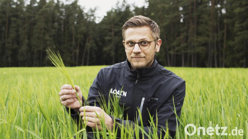 Josef Schmid kam vor zehn Jahren wieder zurück in seine Heimat: „Die Saatgutvermehrung bedeutet viel Aufwand, aber auch viel Freude. Bild: Daniel Delang/Öko-Modellregionen Bayern