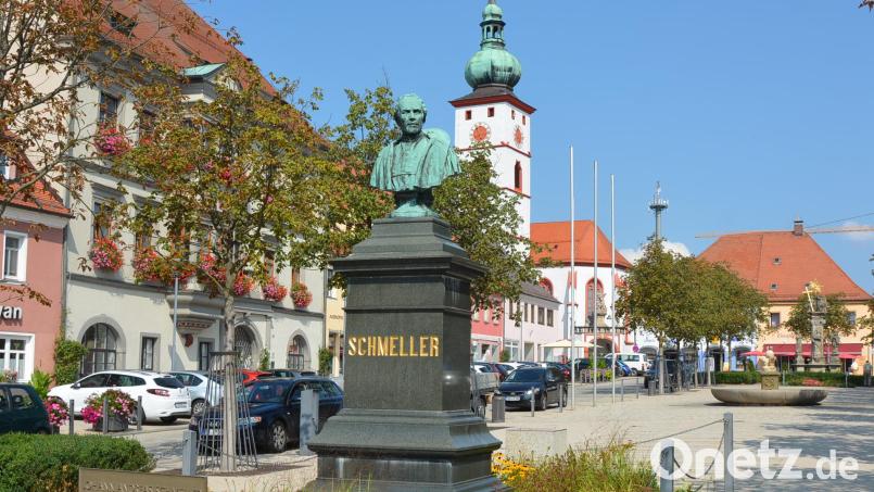 Blick auf den Oberen Tirschenreuther Marktplatz mit Schmeller-Denkmal. Bild: jr