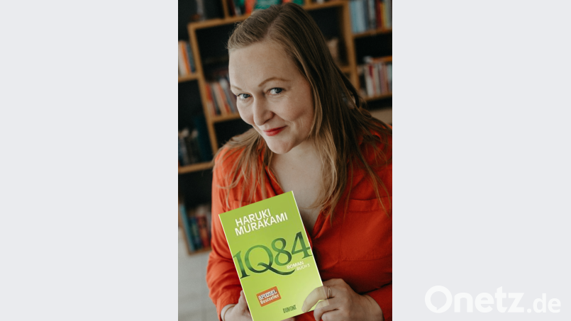 Agnes Gerstenberg mit ihrem Zufallsfund &quot;1Q84&quot; aus einer &quot;zu-verschenken&quot;-Kiste. Bild: Regina Reichert