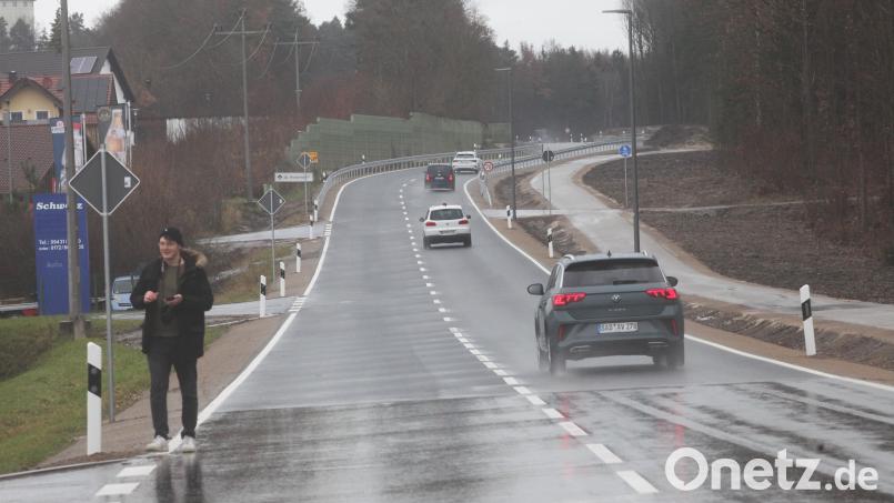 Seit Donnerstag ist die Hauptverkehrsader in Richtung Innovationspark Wackersdorf wieder frei befahrbar. Die Gemeinde investiert 3,5 Millionen Euro in die Sanierung der Industriestraße. Bild: Hirsch