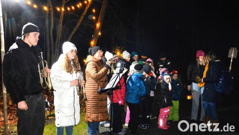 Ortsbäuerin Brigitte Gnan (Dritte von links) begrüßte die vielen Gäste. Links die Geschwister Allwang, rechts die Buben und Mädchen des Kinderchors. Bild: fdl