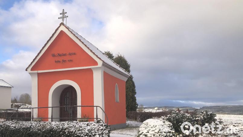 Die Sankt-Anna-Kapelle ist ein Blickfang an der Schönfelder Straße in Wiesau. Bild: wro