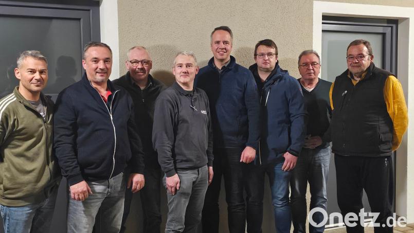 Die Vorstandschaft des neuen Vereins: (von links) Alois Bauer, Konrad Röhrl, Georg Irlbacher, Thomas Liegl, Sebastian Kunschir, Klaus Mösbauer, Eduard Kunschir und Josef Holler jun. Bild: amö