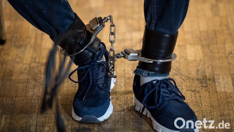 Fußfesseln musste der Angeklagte bei der Verhandlung in Tirschenreuth tragen. Er hatte in Waldsassen zwei Polizisten geschlagen. Wegen eines anderen Tatvorwurfs sitzt er seit Monaten in Würzburg in Untersuchungshaft. Symbolbild: Sina Schuldt/dpa