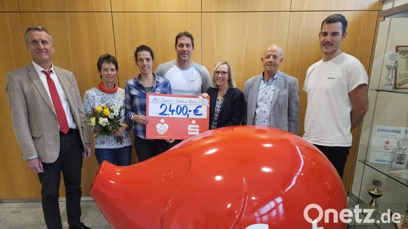Nach der Übergabe des Spendenschecks bei der Jahressitzung der Arbeitskreise Sport in Schule und Verein (von links): Schulamtsdirektor Gerald Haas, Ulrike Grötsch, Johanna Bechtl, Markus Spörer, Kathrin Schmidt, Günter Simmerl und Paul Seidel. Bild: khg