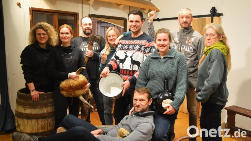 Die ganze Banditnbagasch (von links): Meike Birner (Regisseurin), Bettina Kummer (Wilma, fidele Nachbarin), Wolfgang Lingl (Pfiff, lustiger Räubergehilfe), Marina Basler (Pfeifn-Paula, resolute Banditenwirtin), Kilian Falk (Hallimasch, leidenschaftlicher Banditenwirt), Corinna Falk (Lia, selbstbewusste Wirtstochter), Stefan Kummer (Schlitzer-Vinz, grober Verbrecher), Sabine Siegler (Trinkgeld-Resi, schrille Gesellschafterin) und in der Schubkarre Christian Gnan (von Reizker, geheimnisvoller Reisender und Gauner). Bild: fdl