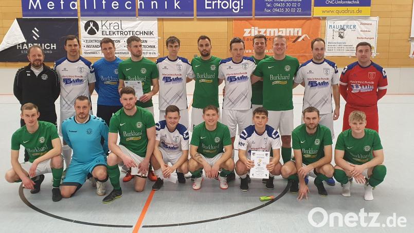 Die beiden Finalteilnehmer beim Suntec-Cup in Schwarzenfeld: der TuS Schnaittenbach (weiße Trikots) besiegte im Endspiel den FC Wernberg (grüne Trikots). Bild: mr