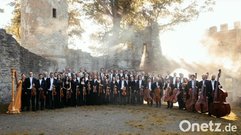 Die Hofer Symphoniker bringen Wiener Schwung ins Neujahrskonzert im Stadttheater Amberg. Bild: Liancary/exb