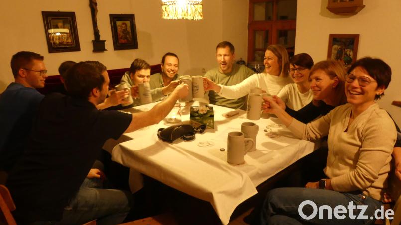 Anstoßen am Biertisch gehört zu den häufigsten Ritualen nicht nur zum Stärk&#039; Antrinken beim Zoigl. Bild: rn