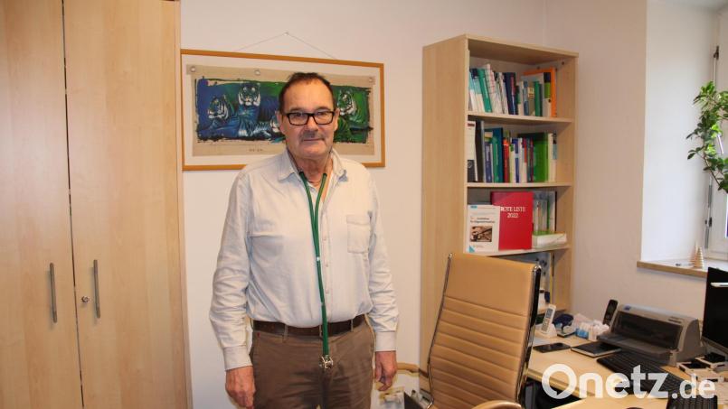 Dr. Albert Pointinger ist der einzige Hausarzt in der Gemeinde Plößberg. Mit 66 Jahren denkt er momentan noch nicht ans Aufhören. Mit 70 will er allerdings nicht mehr arbeiten. Das wirft Fragen über die Zukunft der Praxis in der Kirchenstraße 16 auf. Bild: prh