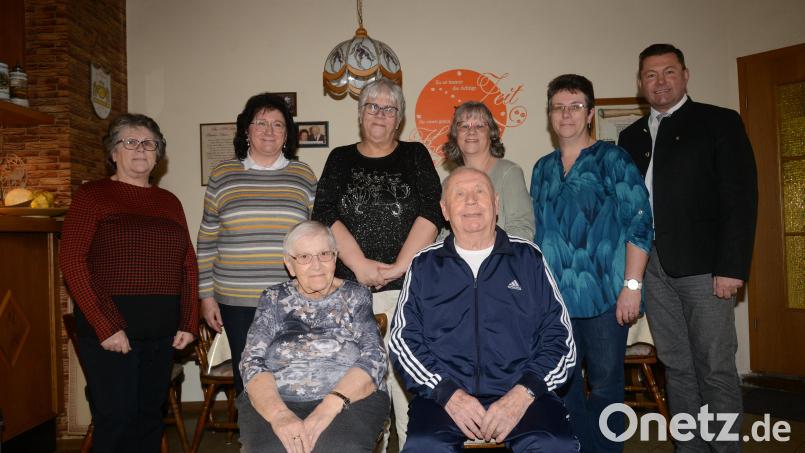 Christa Kick (sitzend) feierte gemeinsam mit Ehemann Ludwig und den Töchtern Cordia, Monika, Regina, Manuela und Sonja (von links) ihren 85. Geburtstag. Bürgermeister Rainer Rewitzer (rechts) gratulierte. Bild: bey