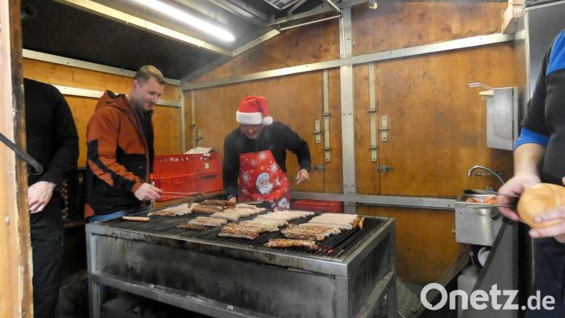 Dozierende der Hochschule für den öffentlichen Dienst in Bayern standen in der von der Metzgerei Rötzer zur Verfügung gestellten Grillhütte am Rost. Bild: Thomas Scheuring