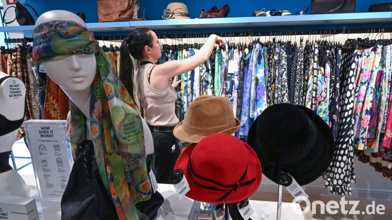 Besonders in Großstädten findet man viele Second-Hand-Läden. Symbolbild: Bernd Weißbrod/dpa