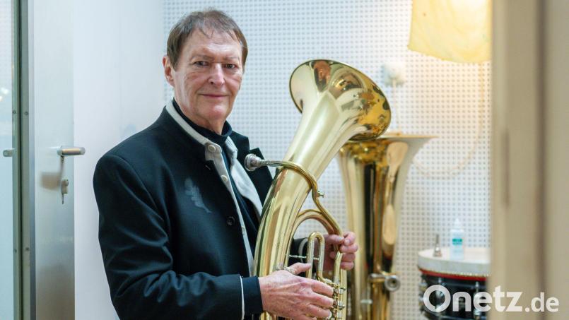 Die Band Haindling mit ihrem Frontmann und Gründer Hans-Jürgen Buchner geht 2025 wieder auf Tournee. (Archivbild) Bild: Armin Weigel/dpa