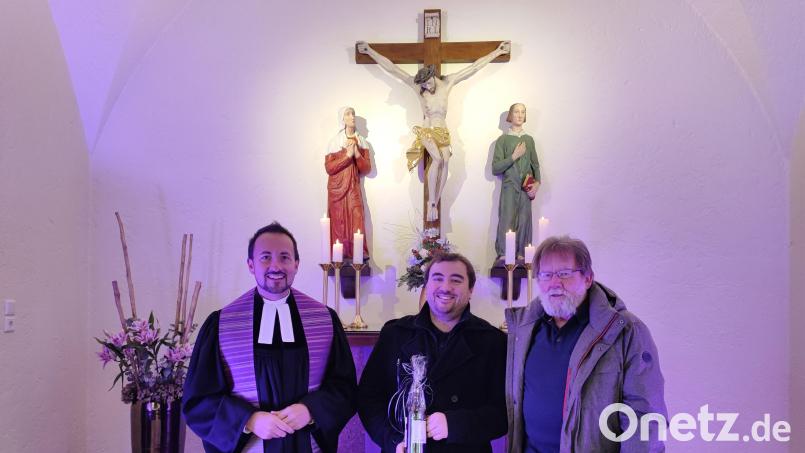 Pfarrer Stefan Fischer (links) und Vertrauensmann Ulrich Gerlach (rechts) begrüßen den neuen Organisten Alexander Voigt. Bild: hdk