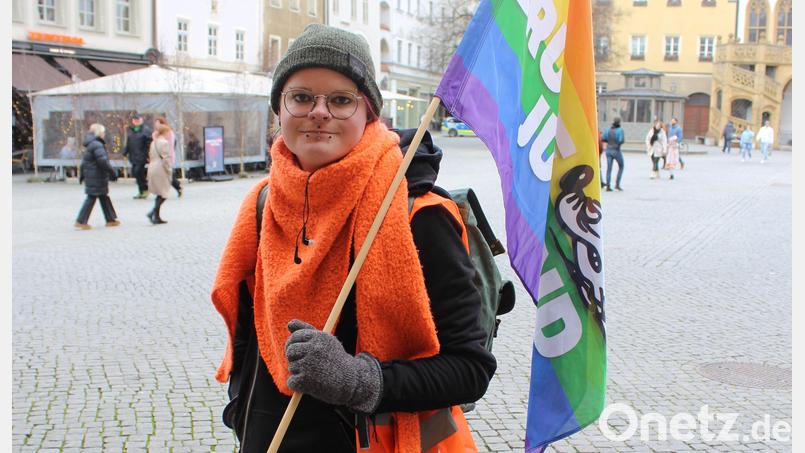 Elli Wolf am Amberger Marktplatz bei einer Kundgebung des Vereins &quot;Kunterbunt&quot;. Bild: Jennifer Battaglia