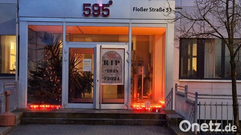 Mit 240 Kerzen nehmen die Beschäftigten in Flossenbürg Abschied von ihrem Betrieb, der über Jahrzehnte in der Gemeinde vielen Menschen einen Arbeitsplatz gesichert hatte. Auf einem kleinen Schild ist zu lesen: &quot;In Trauer nehmen wir Abschied. Du bist nicht mehr da, wo du warst, aber Du bist überall, wo wir sind.&quot; Unterzeichner sind die ehemaligen Mitarbeiter und Mitarbeiterinnen von 595 Solutions GmbH, ehemals Schulte &amp; Schmidt. Bild: Roman Schell/exb