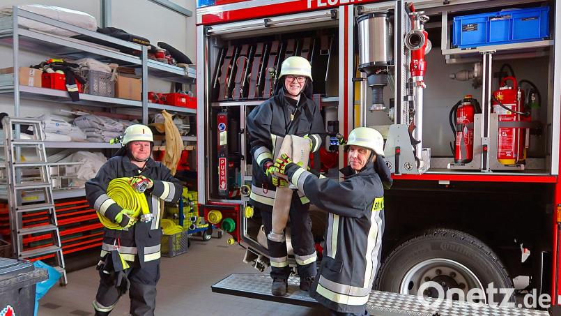 Seit vielen Jahren arbeiten Jürgen Schultes, Eileen Seitz und Claudia Zeitler (von links) bei der Friedenfelser Feuerwehr schon zusammen. Vor einigen Wochen wurden sie mit der verantwortungsvollen Aufgabe des Ersten Kommandanten (Jürgen Schultes), der Vertrauensfrau (Eileen Seitz) und des Zweiten Kommandanten (Claudia Zeitler) betraut. Bild: bsc