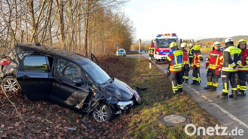 Ein Autofahrer verlor auf der Staatsstraße 2165 von Lengenfeld kommend die Kontrolle über sein Fahrzeug. Er musste von der Feuerwehr aus dem Wagen befreit werden. Bild: Stephan Huber