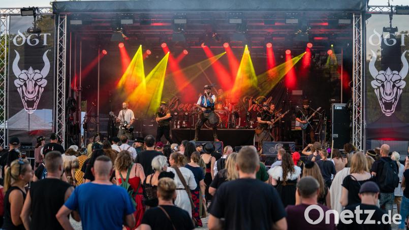 Die Band &quot;Deus Vult&quot; auf einem ihrer Auftritte 2023. Bild: K&amp;S Photography/Deus Vult