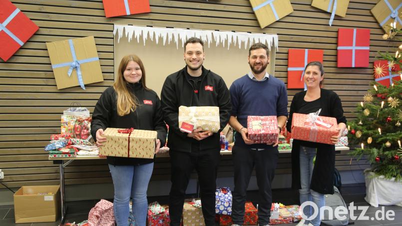 Die Auszubildenden Lena Troppmann und Lucas Baum überreichten 124 Geschenke an das Leistungsteam des Kinderhauses St. Elisabeth, Peter Wasel und Kristina Bauer. Bild: ATU