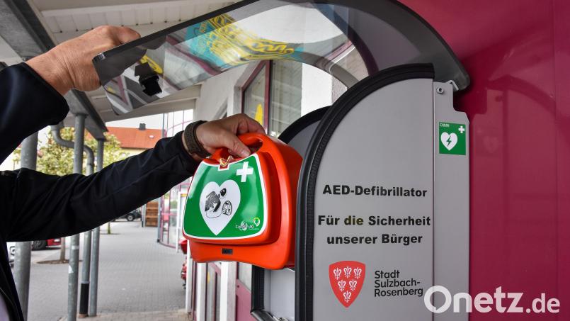 Am Südeingang des Fröschau-Einkaufszentrums wurde ein weiterer Defibrillator angebracht. Im Notfall kann jeder einfach die Klappe aufmachen, den Defibrillator entnehmen und dessen Deckel öffnen. Ein Sprachassistent gibt dann Anweisungen, was zu tun ist - es sind keine Vorkenntnisse nötig. Bild: Stephan Huber
