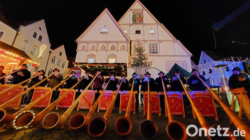 Die Großkonreuther Alphornbläser vor dem Alten Rathaus. Bild: Kunz