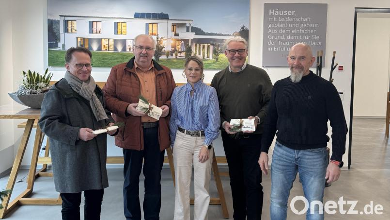 Josef Reger spendet 6.000 Euro an die Pfarrgemeinde Vohenstrauß, die Kinderkrebshilfe und den Verein &quot;Hoffnung für Menschen Vohenstrauß&quot;. Bild: Wiebke Wollner