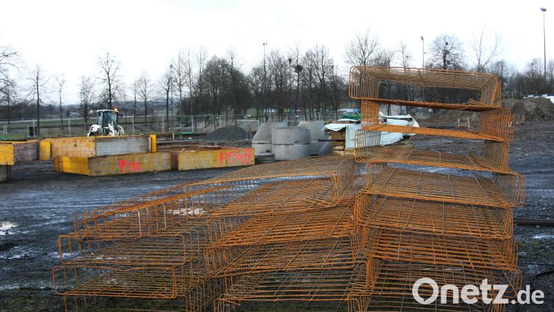 Seit einigen Tagen wird auf der Norma-Baustelle an der Egerstraße wieder gearbeitet. Dort tätig ist ein Unternehmen aus dem Landkreis Regensburg. Bild: wro