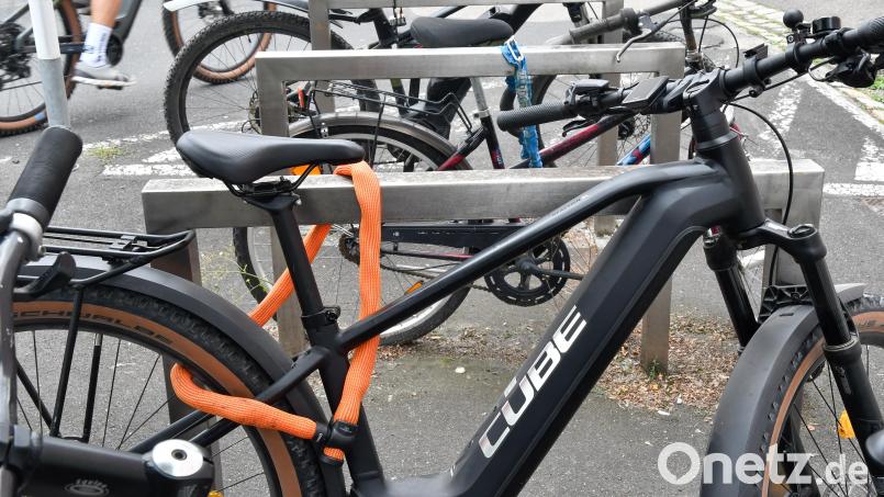 Gerade bei teuren Fahrrädern wie Pedelecs sollte man beim Schloss nicht sparen. Das Fahrrad damit am besten an einen Bügel anschließen - und zwar durch Rahmen und Hinterrad. Bild: Petra Hartl