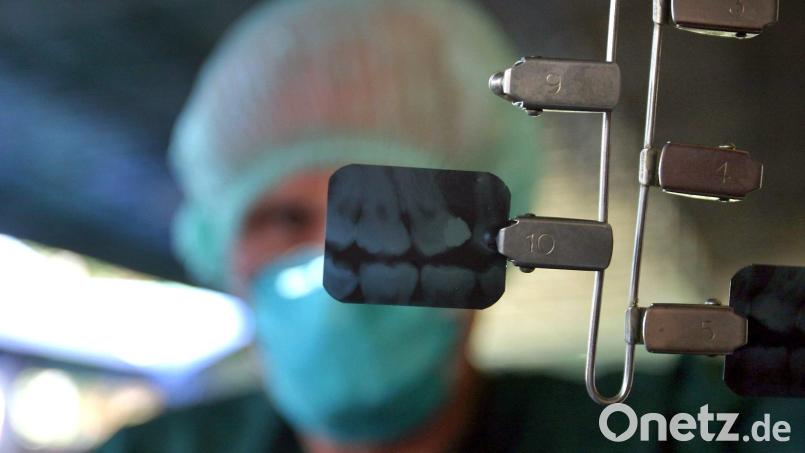 Ein Zahnröntgenbild eines Tsunami-Opfers wird in einer provisorischen Leichenhalle in Thailand untersucht. Archivbild: epa/Wainwright/dpa