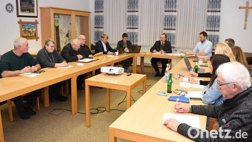 Die Gemeinschaftsversammlung der VG Nabburg tagt zum Jahresende im Gemeindezentrum Altendorf. Den Vorsitz führte der Nabburger Bürgermeister Franz Zeitler. Bild: bnr