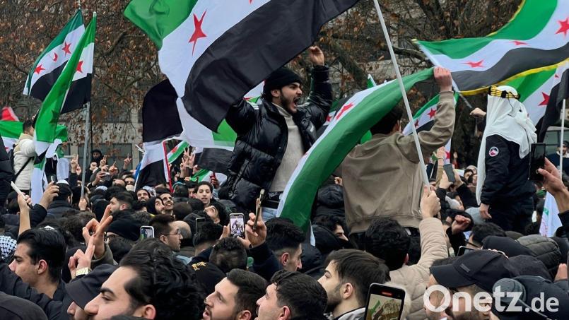 Weltweit feiern Menschen nach dem Sturz des Assad-Regimes am 8. Dezember, wie zum Beispiel hier in Berlin. Bild: Julius Christian Schreiner/dpa
