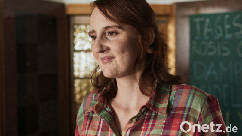 Magdalena (Christina Baumer), freut sich, weil das „Wirtshaus Rosi“ endlich wieder besser läuft. Bild: Stonewood Film e. V.