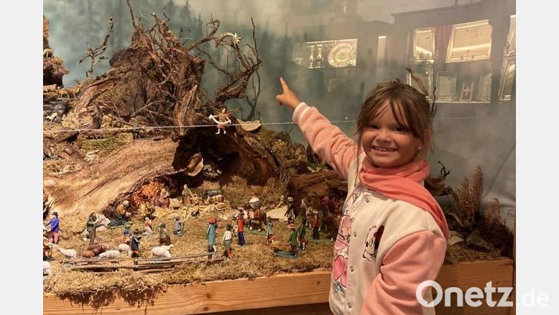 Matilda freut sich, dass sie selbst den fehlenden Bethlehemstern über der Krippe in der Burg Neuhaus anbringen hat dürfen. Bild: Irmi Schönberger
