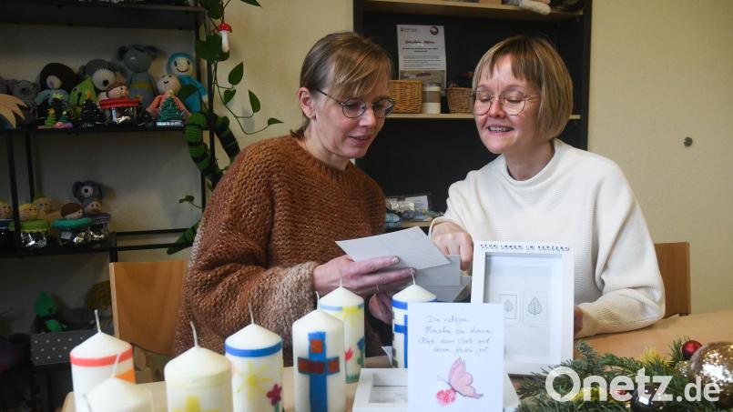 Hospiz-Leiterin Susanne Wagner (rechts) und Tanja Herzer freuen sich über kleine Kunstwerke als Abschiedsgeschenke von Hospiz-Gästen und Schülern. Künftig wollen sie ihren Gästen mehr kreative Ausdrucksformen ermöglichen. Bild: Gabi Schönberger