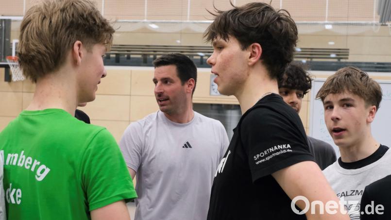 Kurze Mannschaftsbesprechung des Trainers Michi Brunner (Mitte, hinten) während einer Pause im Training. Am kommenden Wochenende tritt die U18 des VC/DJK Amberg bei der deutschen Meisterschaft vor heimischer Kulisse an. Bild: gsp