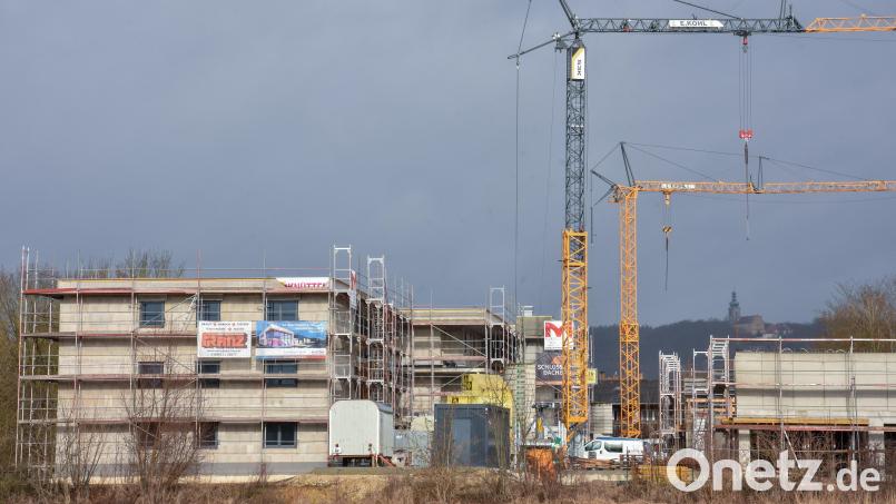 An der Drahthammerstraße baut die Stadtbau Amberg derzeit 33 Mietwohnungen mit 66 Stell- oder Garagenplätze. Der Bund fördert die Maßnahme über die KfW mit rund 884.000 Euro. Bild: Stephan Huber