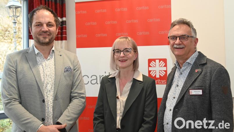 Michael Trummer (links), der Vorsitzende des Caritasverbands verabschiedete den bisherigen Heimleiter Wolfgang Rattai (rechts) und stellte die neue Heimleiterin Silvia Völkl-Renner (Mitte) vor. Bild: gf