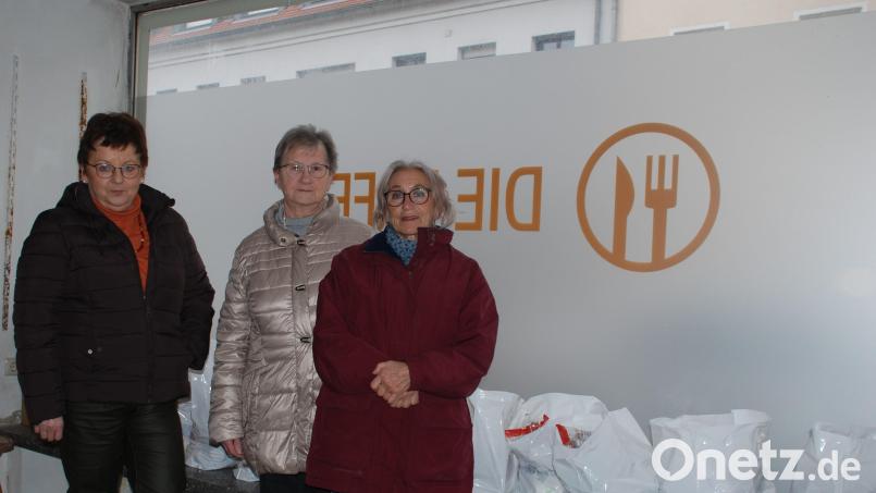 Brigitte Scharf (links) ist Ansprechpartnerin der Tafel-Ausgabestelle in Erbendorf. Ihr zur Seite stehen Elfriede Sollacher und Isabel Arnold (rechts), die sich ehrenamtlich um die Verteilung der Tüten kümmern. Bild: cvl