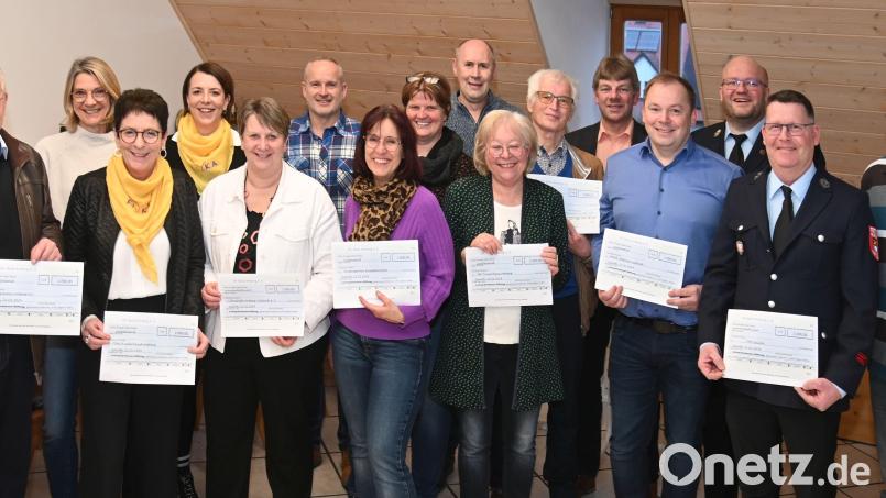 Neun gemeinnützige Organisationen erhielten von der Ludwig-Donhauser-Stiftung insgesamt 14000 Euro. Unser Bild zeigt die Vertreter der begünstigten Organisationen sowie den Stiftungsvorsitzenden Werner Wendl (Achter von rechts). Bild: gf