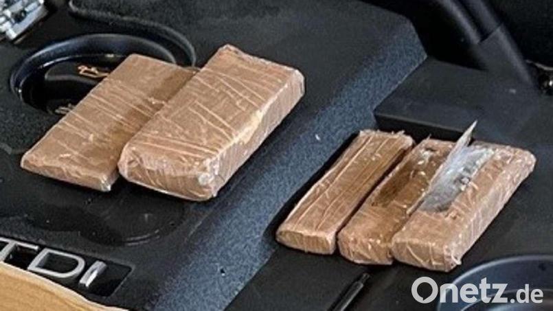 Die Goldbarren waren in Klebeband eingewickelt. Versteckt hatte der Fahrer sie in den Hohlräumen der Frontscheinwerfer seines Pkw. Bild: Zoll