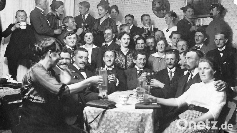 Gesellig, gemütlich und auch zünftig ging es früher in den Gaststätten in Eschenbach und Umgebung zu, wie hier bei einer Feier im Café Schmidt (heute Stadtcafé). Das zeigt auch die Sonderausstellung im Museum „Beim Taubnschuster“, das sonntags von 14 bis 17 Uhr und mittwochs von 15 bis 17 Uhr geöffnet ist. Bild: hev