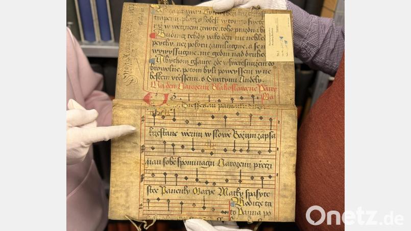 Für Annaberg-Buchholz ist es eine kleine Sensation. Im Stadtarchiv tauchten mittelalterliche Pergamenthandschriften auf, die als Buchumschläge zweitverwertet wurden. Bild: Kreisstadt Annaberg-Buchholz
